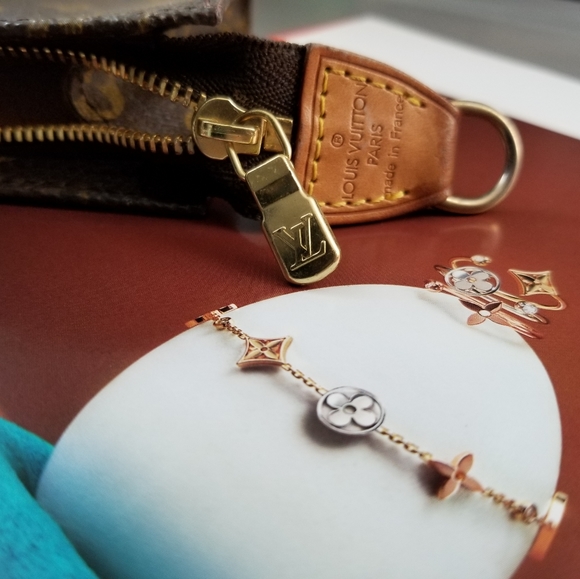 Louis Vuitton Classic Pouchette GM Monogram - Picture 14 of 16